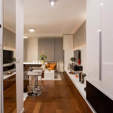 Apartamento Leo Modern Urban Stay, Self Check-in, Free Garage *