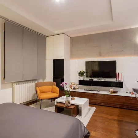 Leo Modern Urban Stay, Self Check-in, Free Garage Apartment *