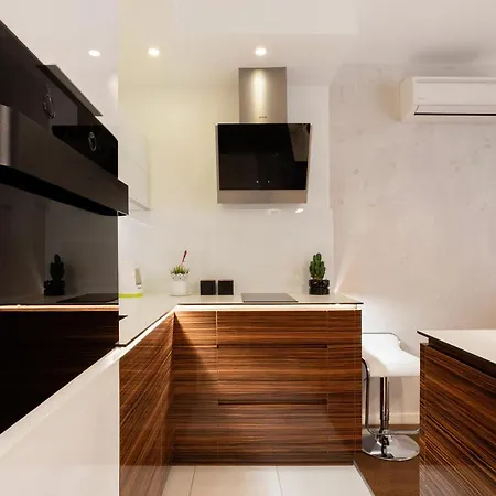 Leo Modern Urban Stay, Self Check-in, Free Garage *