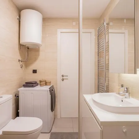 Apartamento Leo Modern Urban Stay, Self Check-in, Free Garage Belgrado