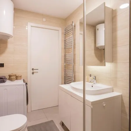 Apartment Leo Modern Urban Stay, Self Check-in, Free Garage *