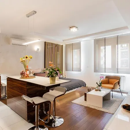 Leo Modern Urban Stay, Self Check-in, Free Garage Apartamento Belgrado