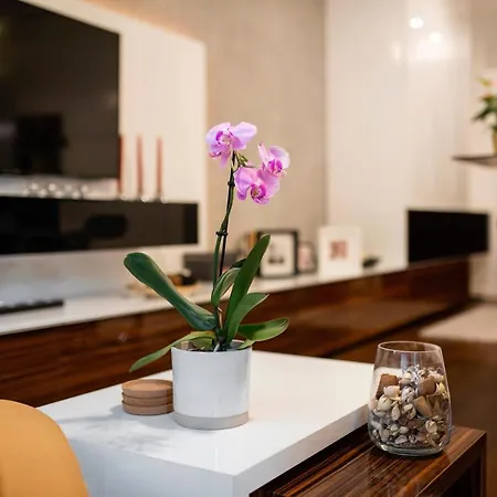 Leo Modern Urban Stay, Self Check-in, Free Garage Apartamento Belgrado