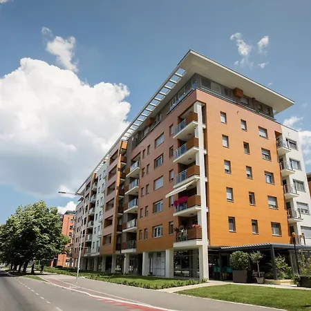 Leo Modern Urban Stay, Self Check-in, Free Garage Apartment