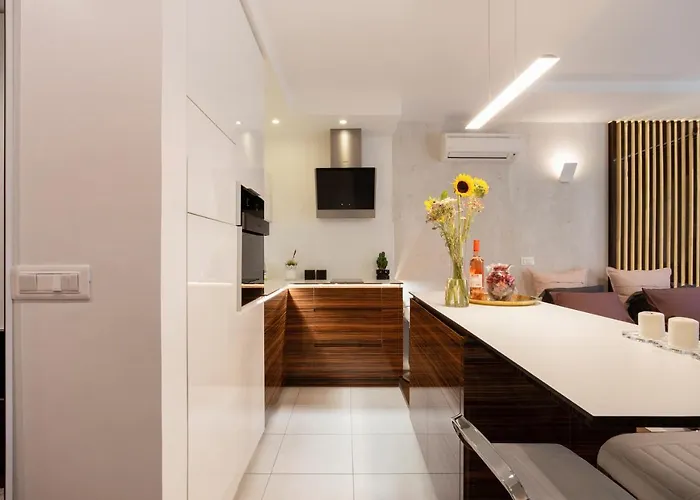 Leo Modern Urban Stay, Self Check-in, Free Garage