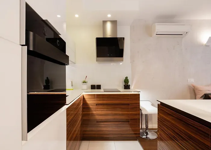 Leo Modern Urban Stay, Self Check-in, Free Garage *