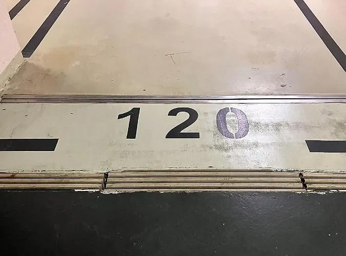 아파트 Leo Modern Urban Stay, Self Check-in, Free Garage 베오그라드